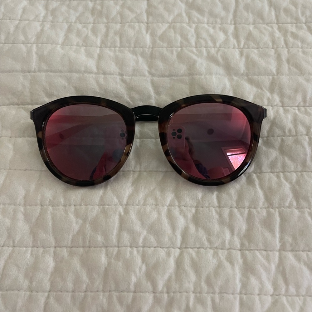 Le specs red lenses.   Excellent condition.   Hardly worn.
